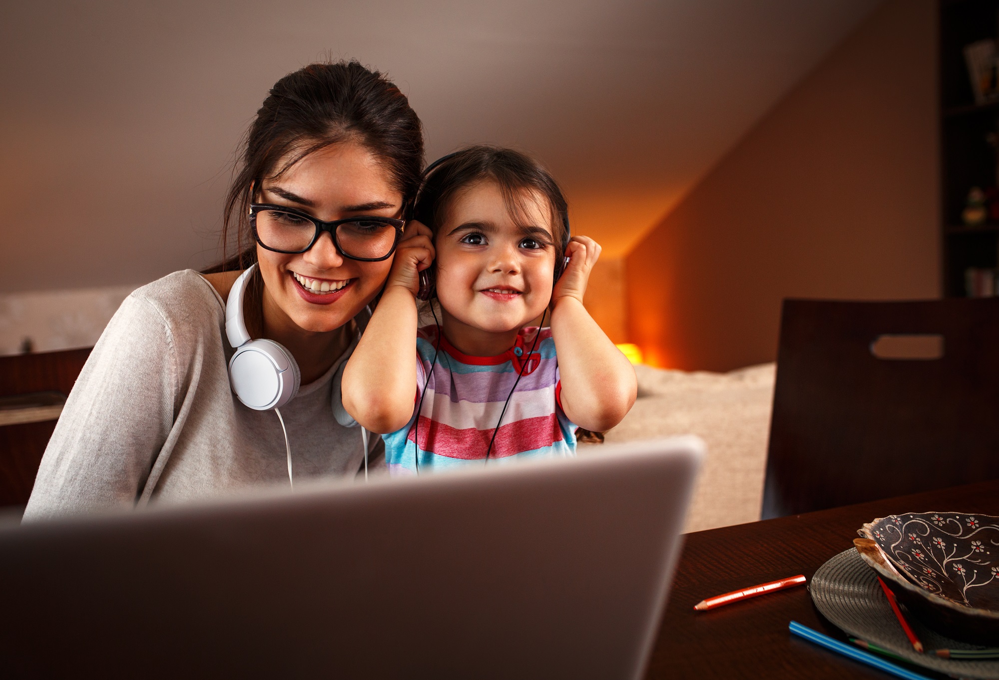 Mum with child and computer