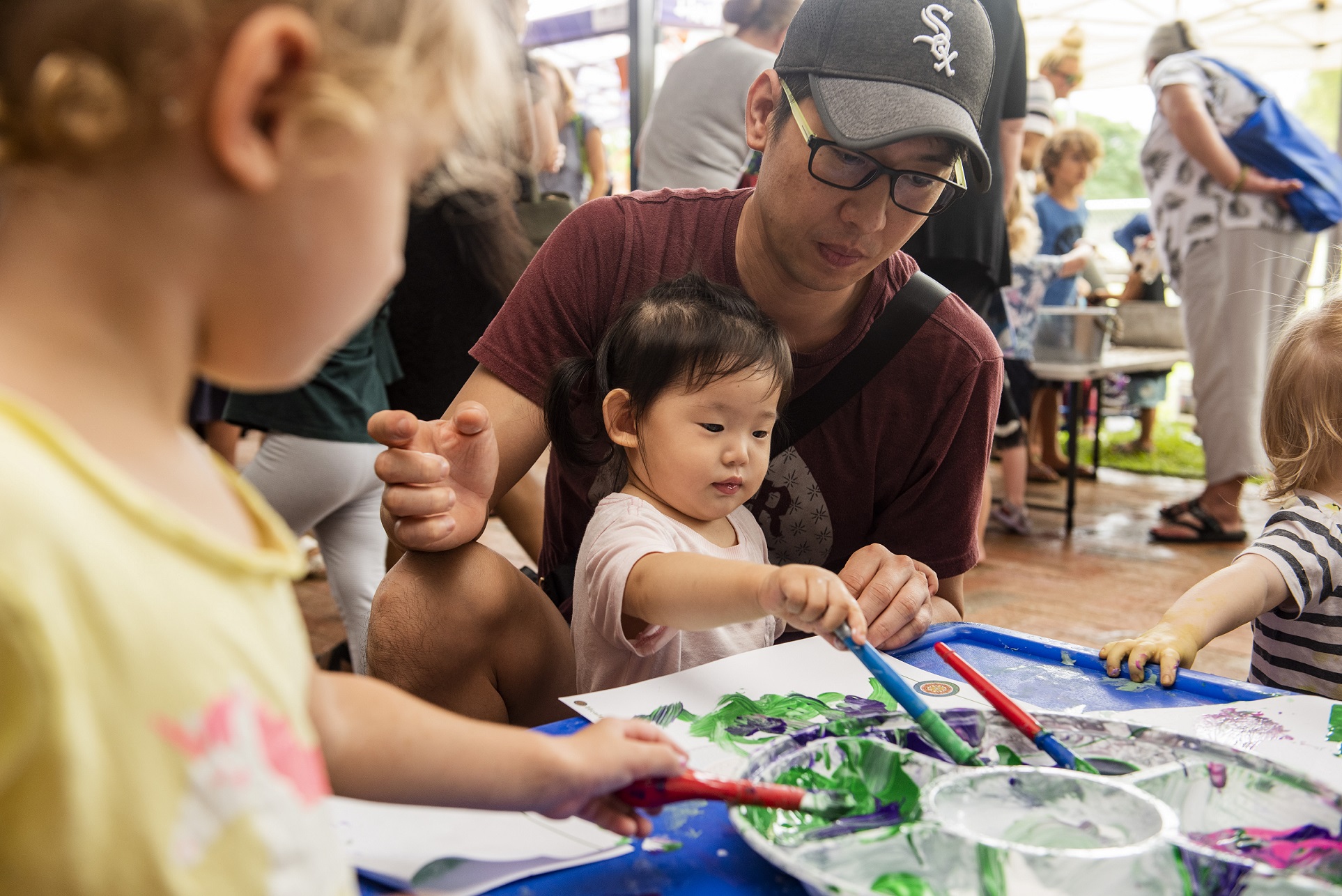 Dad and little girl painting